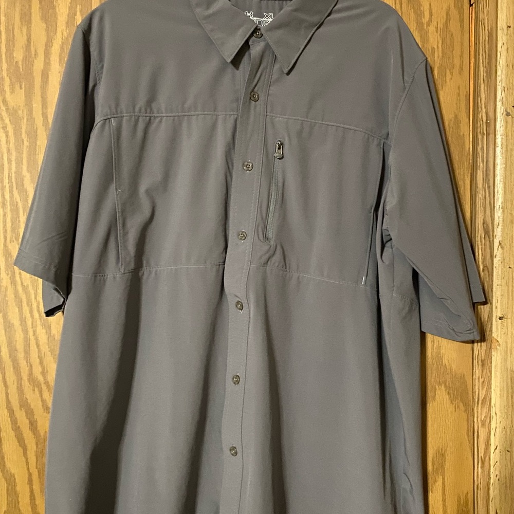 Under Armour Men’s Loose Fit Heat Gear Vented Button-Up Shirt Size XL